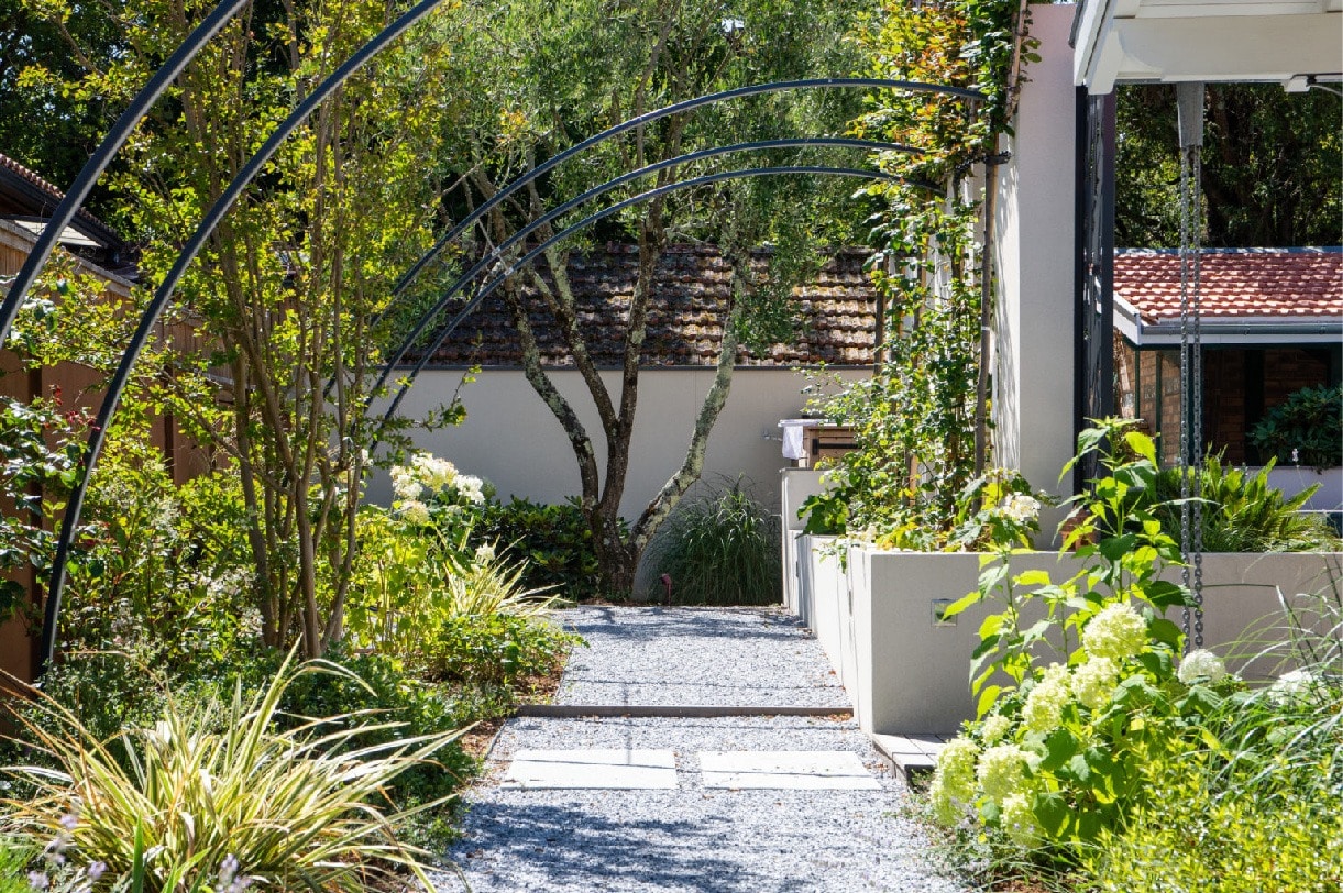 Aménagement de jardin : Faut-il faire appel à un concepteur paysagiste ou passer directement par un artisan ?