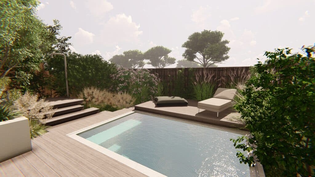 Piscine moderne encastrée dans une terrasse en bois, entourée d'une végétation luxuriante et d'une clôture foncée sous un ciel nuageux.