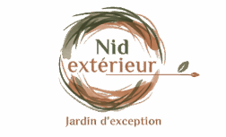 Logo d'entreprise 'Nid extérieur' sur fond vert, représentant un cercle de plumes aux tons terreux et un slogan 'Jardin d'exception'.