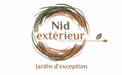 Logo 'Nid extérieur Jardin d'exception' : texte centré sur fond beige, entouré d'un cercle de coups de pinceau vert olive et terre cuite, avec un motif de feuille et une flèche.