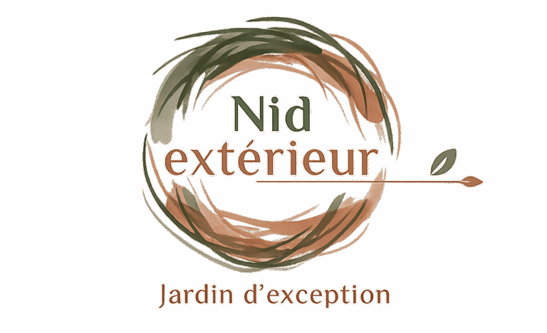Logo 'Nid extérieur Jardin d'exception' : texte centré sur fond beige, entouré d'un cercle de coups de pinceau vert olive et terre cuite, avec un motif de feuille et une flèche.