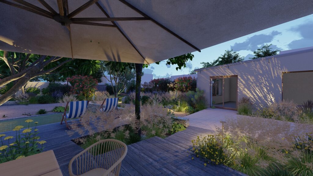 Terrasse en bois au crépuscule, éclairée par des spots, face à un jardin luxuriant avec transats bleus près d'un bassin et une petite construction.